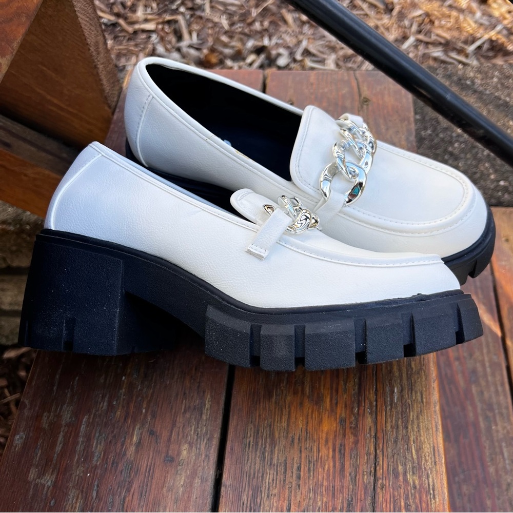 TORRID WHITE CHUNKY PLATFORM LOAFER WITH CHAIN SIZE 7.5 WW. NEW